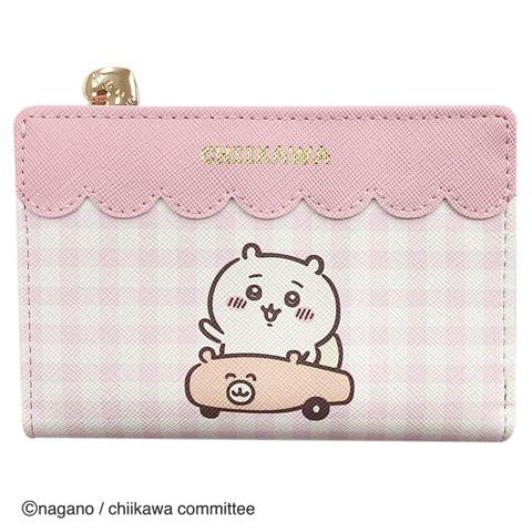 しまむら「財布（ちいかわ）」の公式商品画像。ピンクの二つ折りの財布