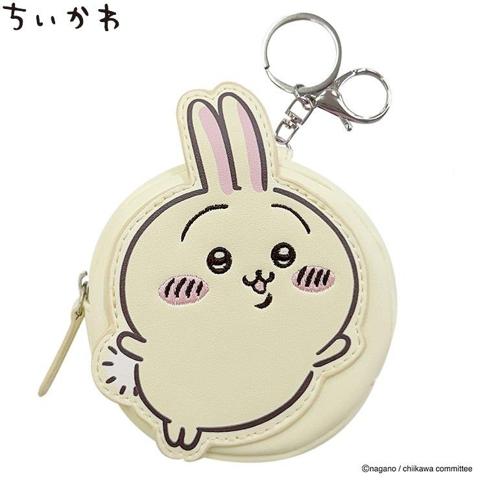 しまむら「うさぎコインケース（ちいかわ）」の公式商品画像。うさぎの顔と体の形をしたクリーム色の丸いコインケースに、キーリングとナスカン