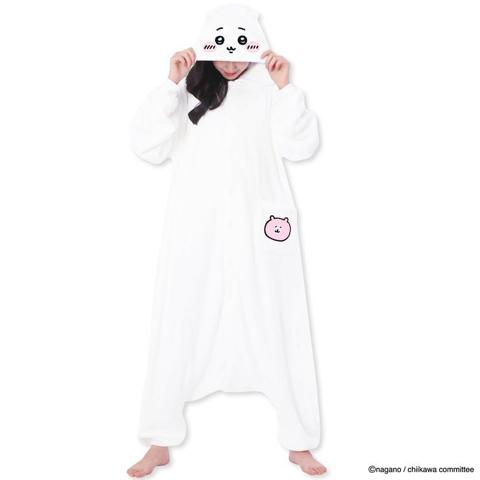着ぐるみ（ちいかわ）の公式商品画像。白いふわふわの着ぐるみで、フードにちいかわの顔、ポケットにピンクのワッペン