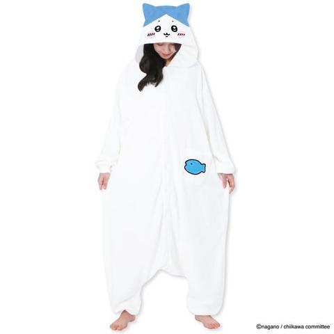 着ぐるみ（ハチワレ）の公式商品画像。白い着ぐるみで、フードに青い耳のハチワレの顔、ポケットに青い魚のワッペン