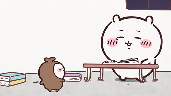 本が積まれた部屋で、ちいかわが低い机に本を広げて目を細め、茶色の小さなカブトムシがそのそばへ歩いていく、アニメ「ちいかわ」第89話「新しいともだち④」の場面
