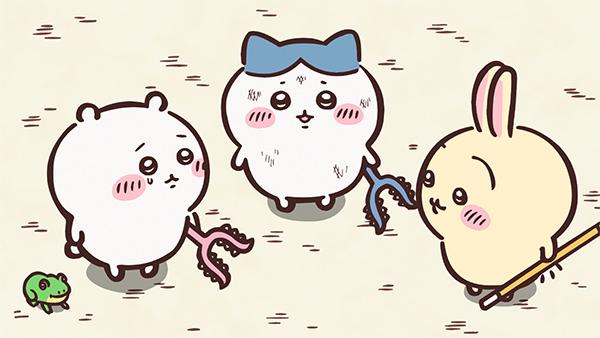 土の地面の上で、ピンクのさすまたを持ったちいかわ、青いさすまたを持ったハチワレ、長い棒を持ったうさぎが並んで立ち、足もとに小さなカエルがいる、アニメ「ちいかわ」第131話「おっきい討伐③」の場面