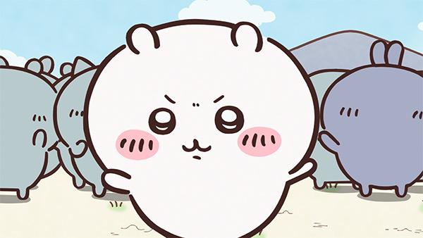 人だかりを背に、眉を寄せてきりっとした顔でこちらを見るちいかわ。アニメ「ちいかわ」第140話「むちゃうマン④」の場面
