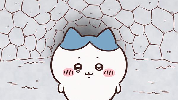 ひび割れた石の壁の前で、少し目をうるませて立つハチワレ。アニメ「ちいかわ」第164話「ほめられリボン⑤」の場面