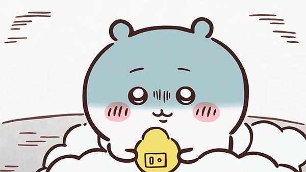 ふとんから顔を出したちいかわが、顔の上半分を青ざめさせて、黄色い目覚まし時計のようなものを両手で持っている、アニメ「ちいかわ」第215話「黒い流れ星・前編①」の場面