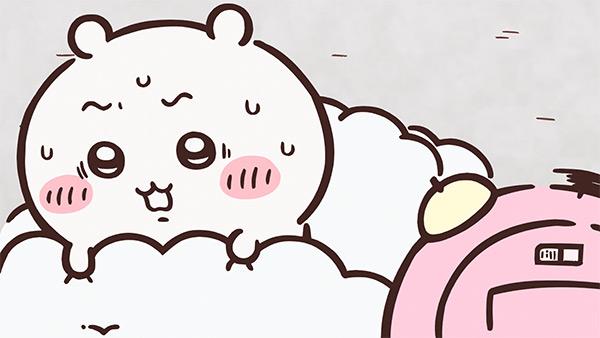 白いふとんから汗をかいたちいかわが顔を出し、右手前にピンク色の目覚まし時計がある、アニメ「ちいかわ」第222話「黒い流れ星・後編①」の場面