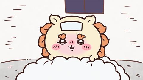 夜の部屋で、額に白いシートを貼ったシーサーが、白いふとんから顔を出してこちらを見ている。うしろの窓の外は暗い、アニメ「ちいかわ」第255話「シーサーの資格⑦」の場面