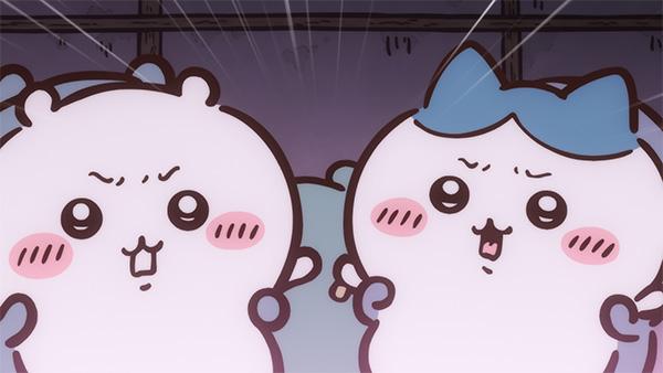 薄暗い部屋で、ちいかわとハチワレが眉をつり上げ、口を開けて並んでいる、アニメ「ちいかわ」第295話「拾魔⑤」の場面
