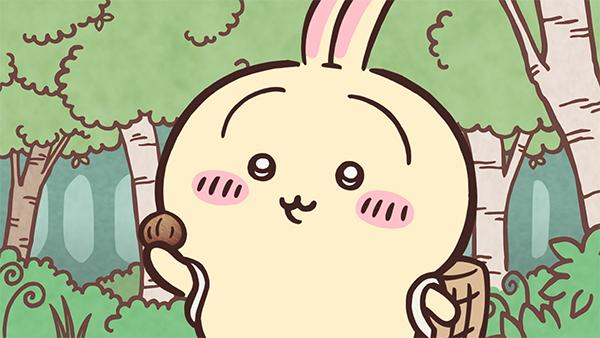 木々の茂る森の中で、うさぎが片手に茶色い木の実を持ってこちらを見ている、アニメ「ちいかわ」第306話「山姥①」の場面
