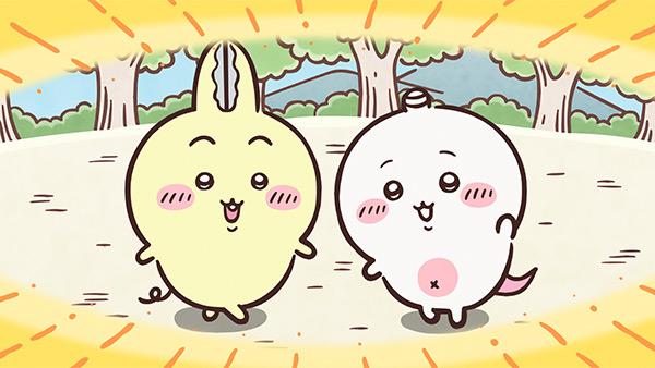 きらきらした光の輪の中で、耳が1本にまとまったような形のうさぎと、頭に小さな角、ピンクのしっぽ、おなかにピンクの丸い印があるちいかわが、にっこり笑って並んで立っている、アニメ「ちいかわ」第376話「パラレルワールド②」の場面