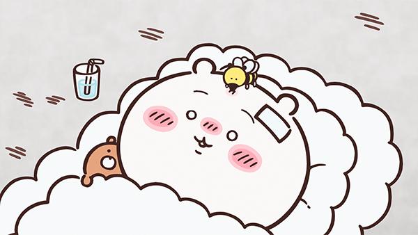 熱で寝こんでいるちいかわが、雲のようにふわふわした白いふとんの中で、おでこに冷却シートを貼って眠っていて、頭の上に小さな黄色い虫がとまり、そばにくまのぬいぐるみと水の入ったコップがある、アニメ「ちいかわ」第379話「パラレルワールド⑤」の場面