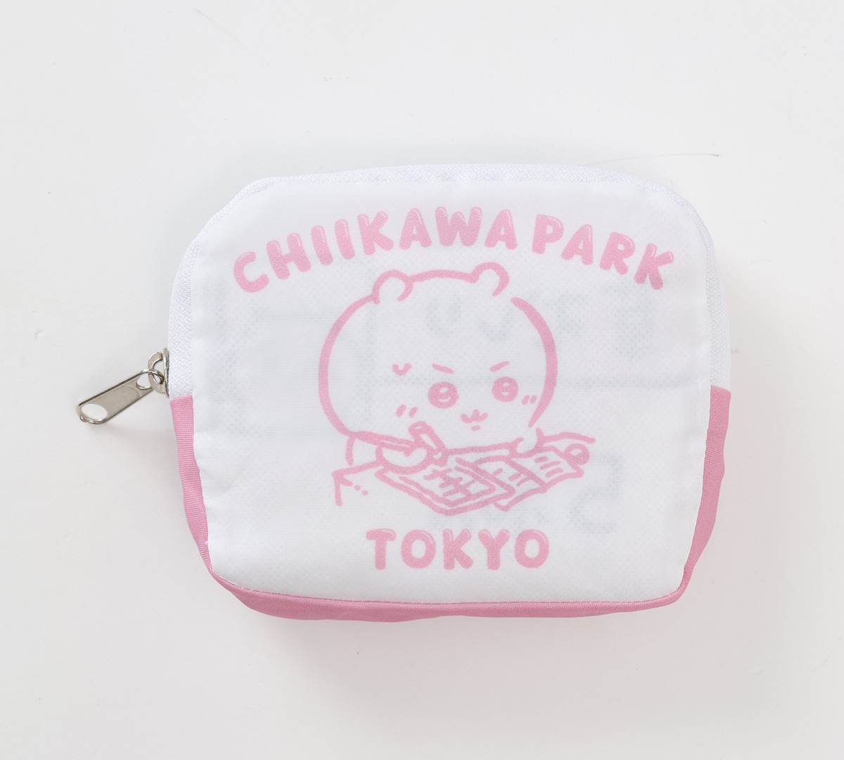 ちいかわパーク エコバッグ 草むしり検定5級（ちいかわ）の公式画像。たたんだポーチの裏側に、CHIIKAWA PARK TOKYO のピンクの文字と、机で本を広げて勉強するちいかわの線画