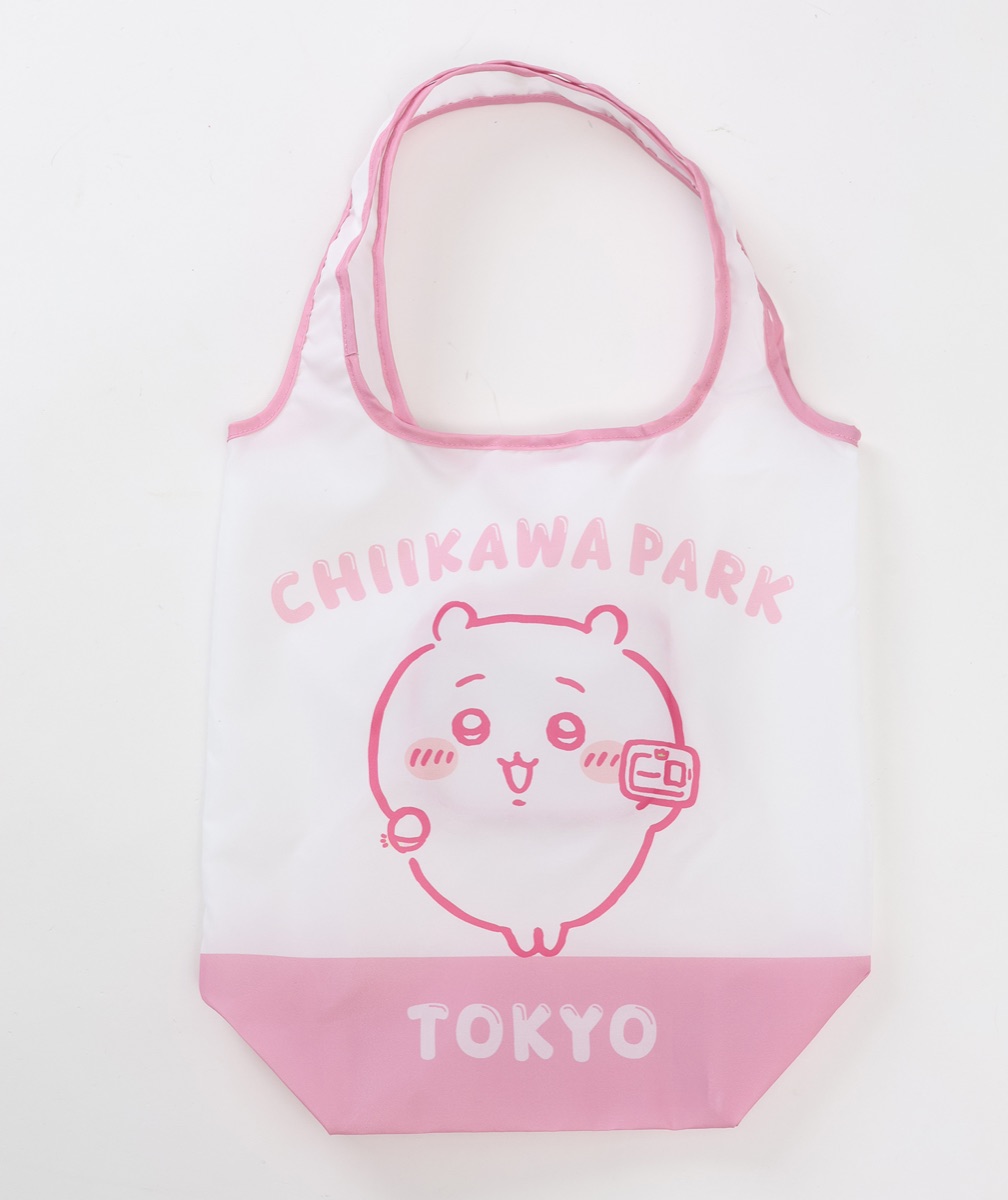 ちいかわパーク エコバッグ 草むしり検定5級（ちいかわ）ピンクの公式画像。CHIIKAWA PARK と TOKYO の文字と、検定証を手に持って片手を上げたちいかわが描かれた、ピンクの持ち手と底の白いエコバッグ