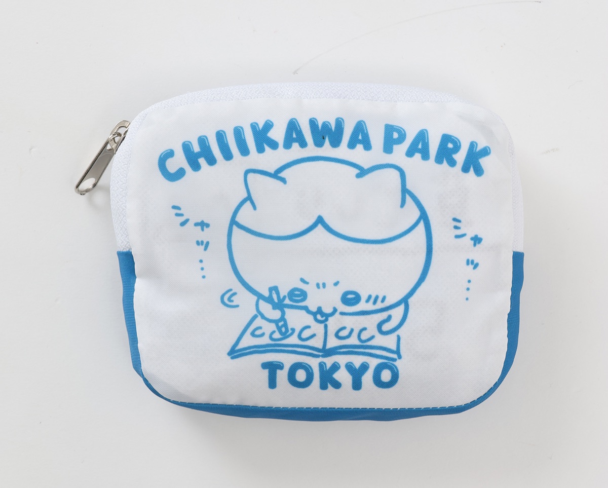 ちいかわパーク エコバッグ 草むしり検定5級（ハチワレ）の公式画像。たたんだポーチの裏側に、CHIIKAWA PARK TOKYO の青い文字と、ノートに勢いよく書きこむハチワレの線画