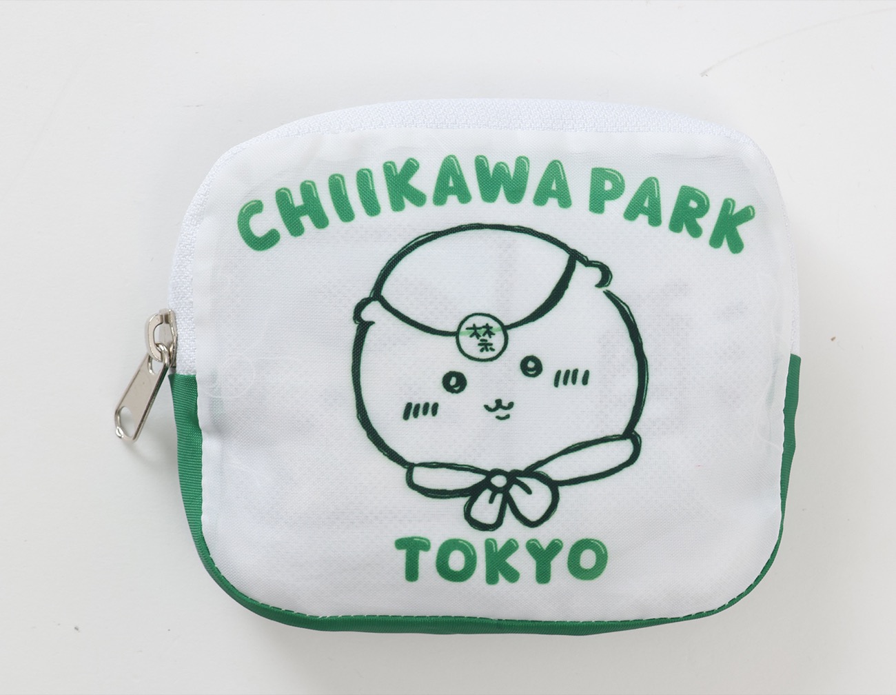 ちいかわパーク エコバッグ お酒の資格 グリーンの公式画像。たたんだポーチの裏側に、CHIIKAWA PARK TOKYO の緑の文字と、額に「禁」の字のバンドを巻き、首にスカーフを結んだくりまんじゅうの線画