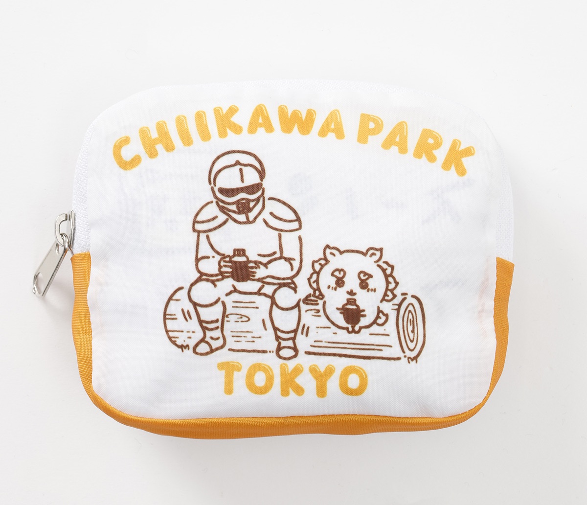 ちいかわパーク エコバッグ スーパーアルバイター オレンジの公式画像。たたんだポーチの裏側に、CHIIKAWA PARK TOKYO のオレンジの文字と、丸太に並んで座り、湯のみを手にする鎧さんとシーサーの線画