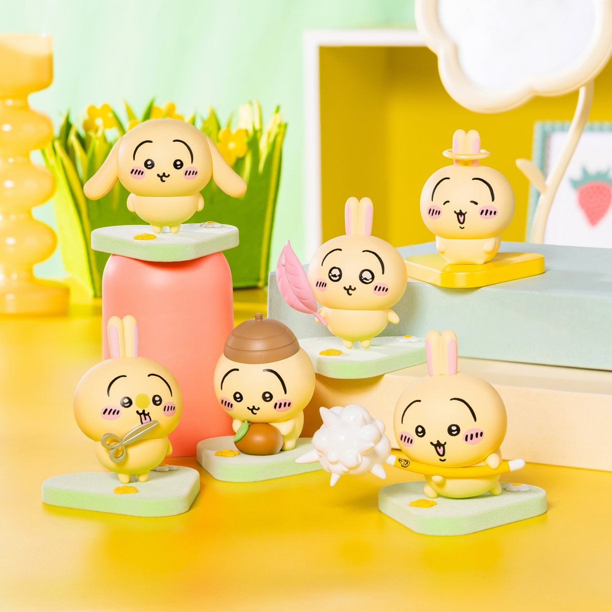 GPSBOX うさぎだらけフィギュア全6種の公式画像。黄色い背景の前で、緑の台座にのったうさぎのフィギュアが6体並んでいる